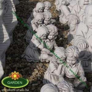 Olvas&oacute; gyerekek kő szobor 