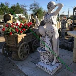 Kors&oacute;s nő szobor csobog&oacute;