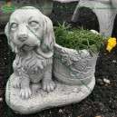 Kis kutya szobor vir&aacute;gtart&oacute;val