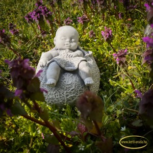 Kelbimb&oacute;s baba szobor