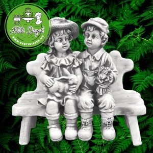 Gyermek szobor padon