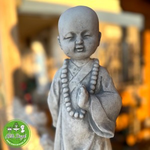 Buddhista szerzetes fiú szobor
