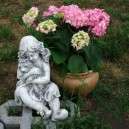 Kis szobor kisl&aacute;ny kutyus&aacute;val   
