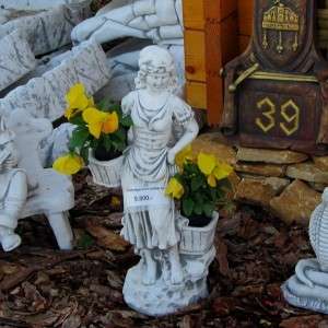 Sz&uuml;retelő l&aacute;ny vir&aacute;gtart&oacute;s szobor 