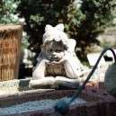 Vid&aacute;m kerti figura fekvő k&ouml;nyves l&aacute;ny